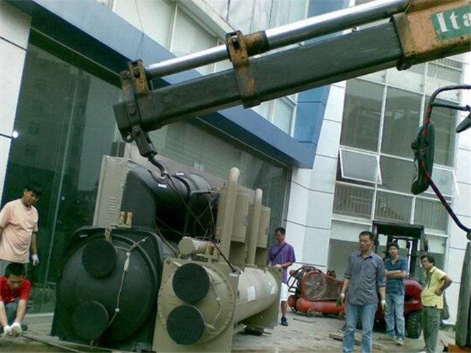 乌鲁木齐市随车吊和汽车吊的核心区别是什么？哪种更省钱？