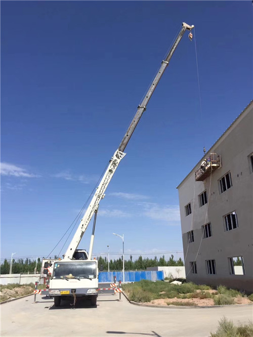 乌鲁木齐市“轻装强干”—— 吊车的 “轻量化臂架” 技术